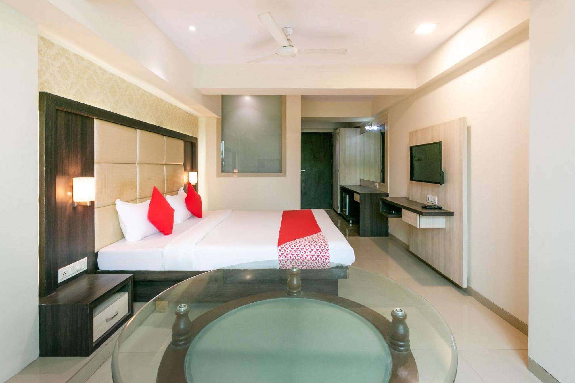 Collection O Hotel Pearl Residency Taloje Bagian luar foto