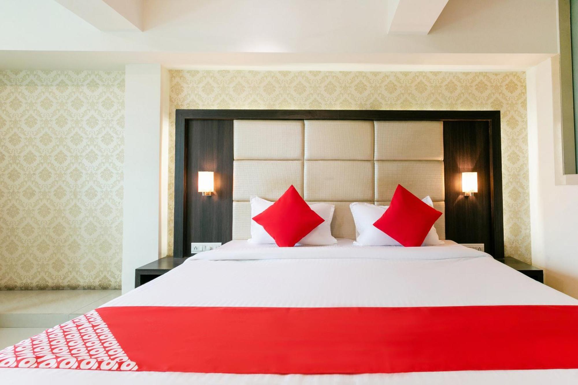 Collection O Hotel Pearl Residency Taloje Bagian luar foto