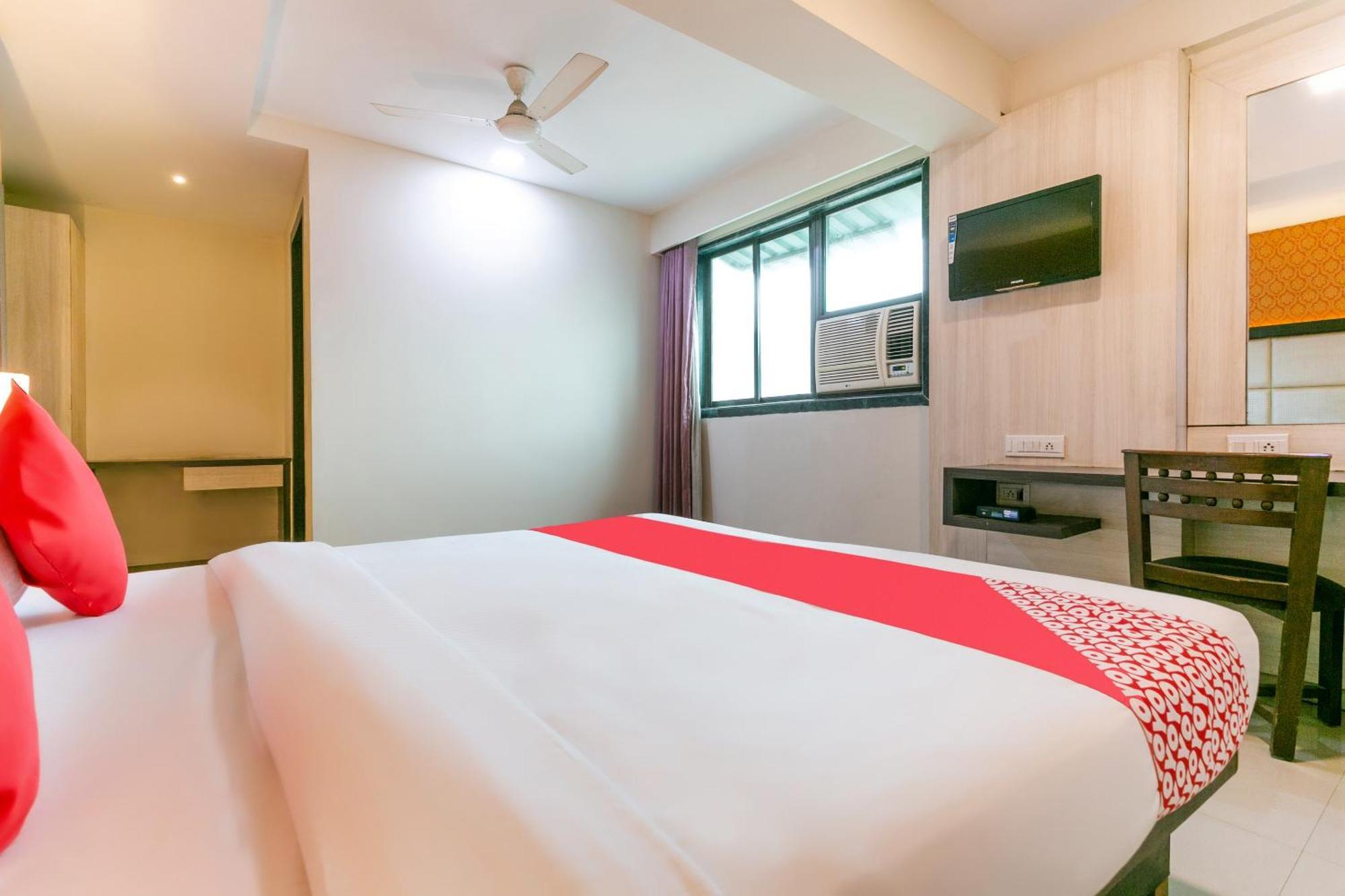 Collection O Hotel Pearl Residency Taloje Bagian luar foto